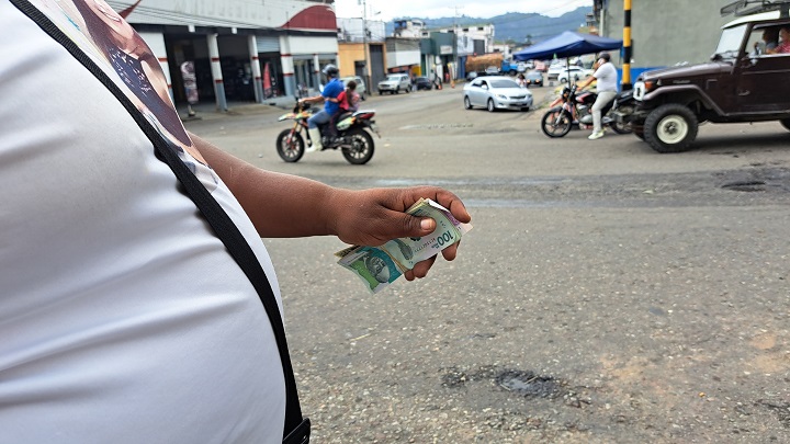 Cambistas informales operan en varias calles de San Cristóbal