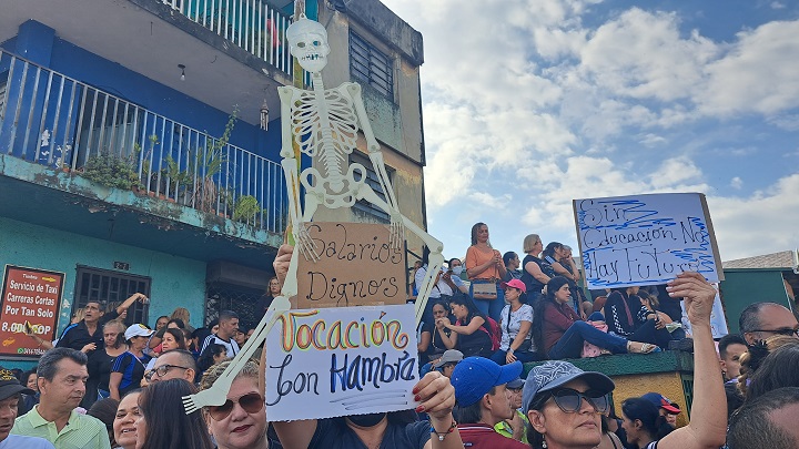 Maestros y trabajadores de la salud expresaron que no quieren limosnas. 