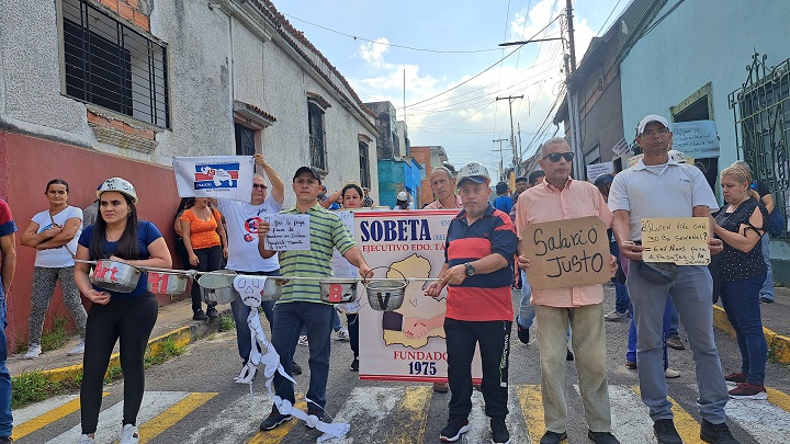 Los trabajadores de la gobernación sacaron las ollas vacías