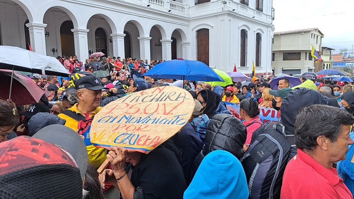 Sector oficialista también se concentró para apoyar a Nicolás Maduro. 