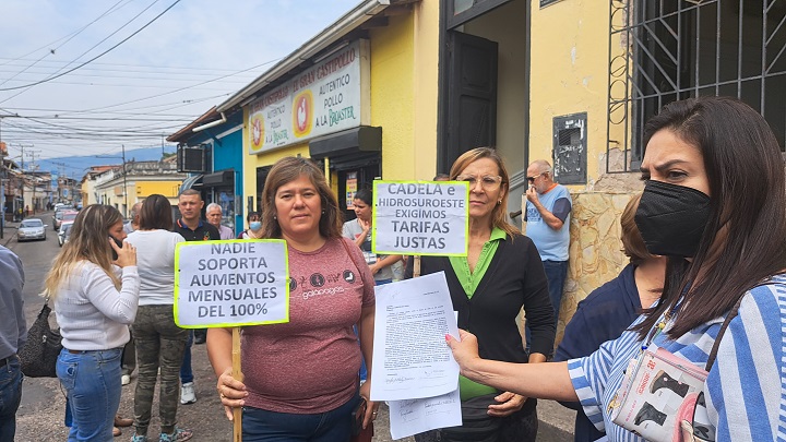Precios de los recibos de agua y electricidad suben cada mes. 