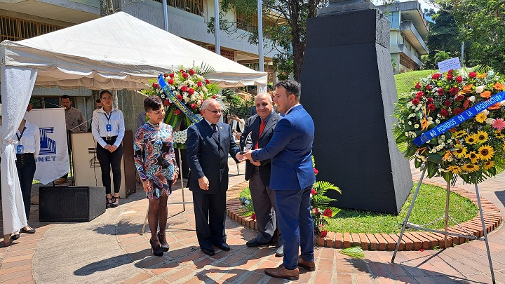 Unet lucha por mantenerse abierta con una matrícula de 2800 estudiantes. 