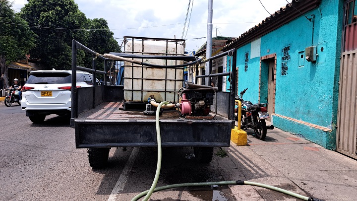 En San Antonio se vive una grave escasez de agua y los vecinos deben comprar cisternas. Fotos Anggy Polanco/ La Opinión 