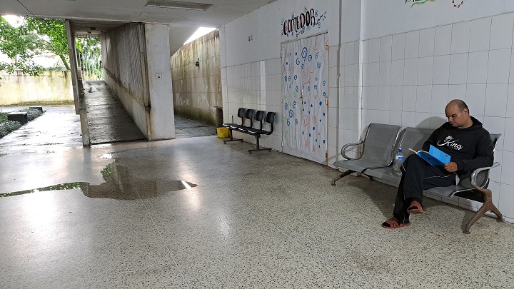 Por falta de colchones y enfermeras, UPA solo puede recibir a ocho pacientes. 