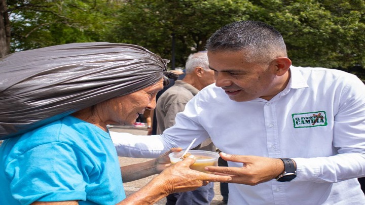 Pastor Ariel Flórez lleva a cabo jornada de entrega de alimentos y aseo a habitantes de la calle en SC.