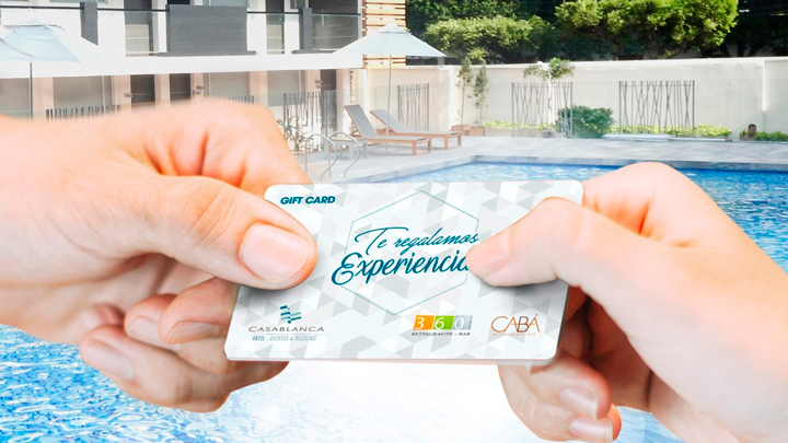 Entrega de tarjeta de regalo en el hotel casa blanca 