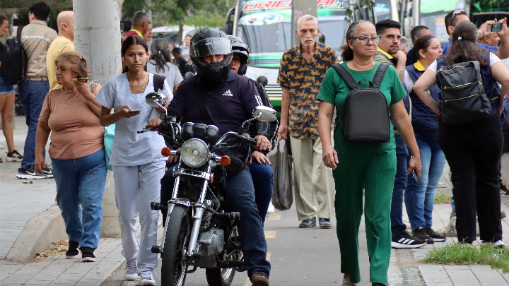 Personas debieron caminar para adelantar la protesta. 