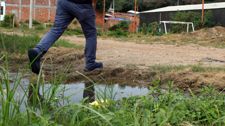Aguas negras y basura rodean el polideportivo de Villa del Rosrio
