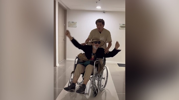 La actriz fue movilizada en silla de ruedas luego de salir del consultorio en el que fue intervenida.