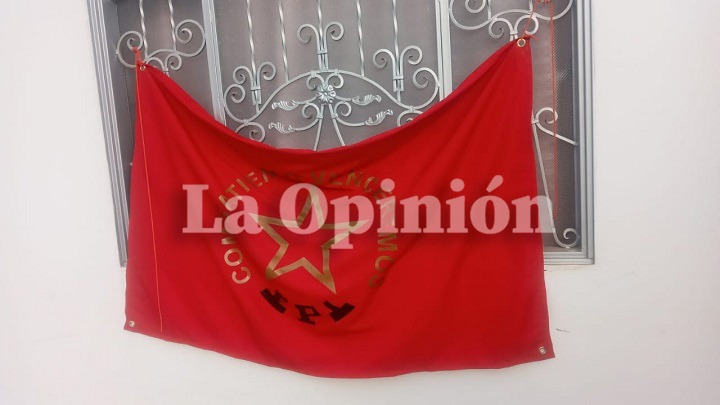 En varias casas aparecieron banderas del Epl.