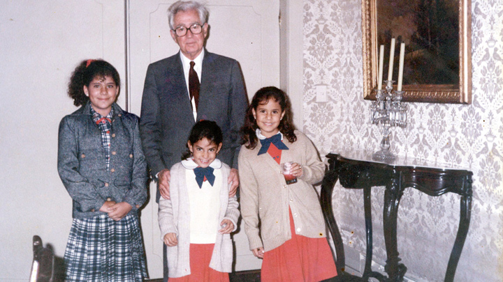 El presidente Barco mostró siempre una simpatía especial por los niños. Así lo demostró en la visita que hicieron al Palacio de Nariño las hermanas Catalina, Alejandra y Estefanía Colmenares Hernández durante su presidencia./ Archivo La Opinión.