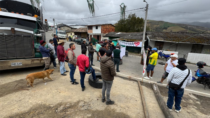 Bloqueo en el sector de La Laguna, vía Bucaramanga. 