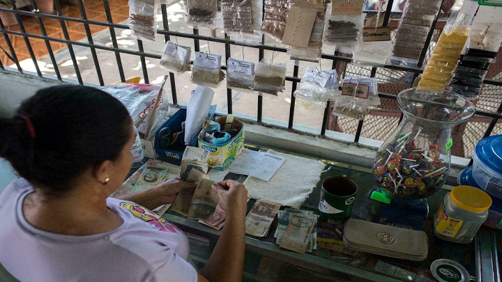 Bolívares son juguetes para niños venezolanos