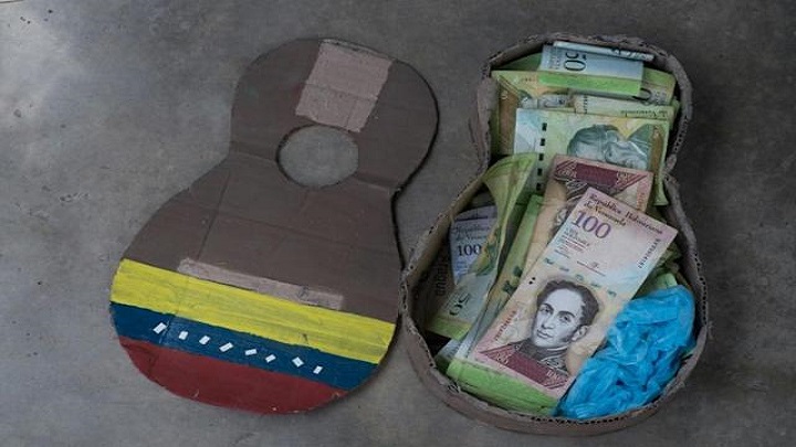 Bolívares son juguetes para niños venezolanos