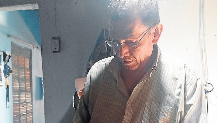 Héctor Solano es uno de los pioneros de las zapaterias y talleres de costura que se han formado en el barrio en los últimos años, han sido una fuente de empleo.