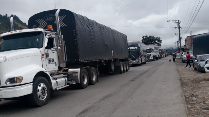 Largas colas de carros por bloqueos en las vías. 