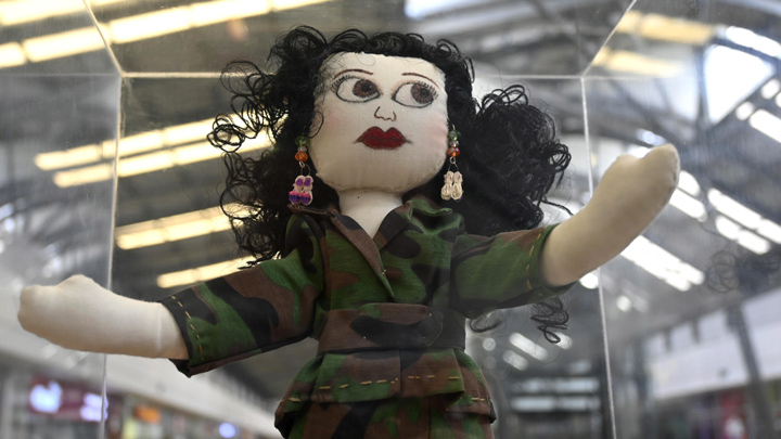 Las muñecas de trapo que integran esta exposición están en el centro comercial Ventura Plaza de Cúcuta./Foto: Jorge Gutiérrez - La Opinión