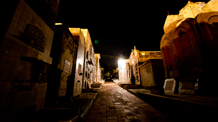 Cementerio Central de noche