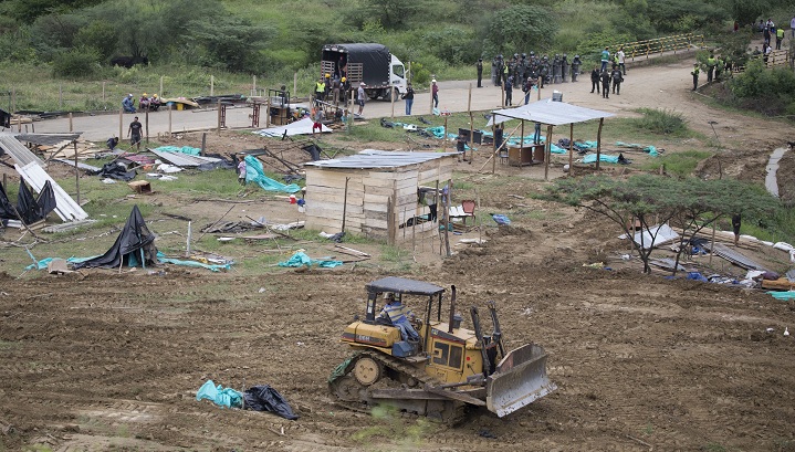 Los cambuches eran de tablas o palos con 'paredes' de plástico verde y latas de zinc.