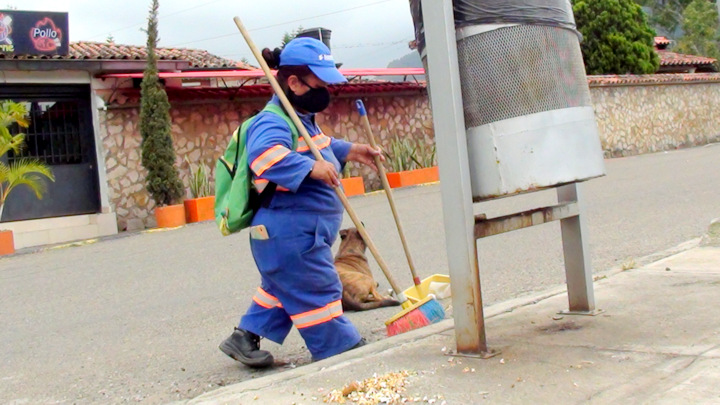 Pastora junto a Isis