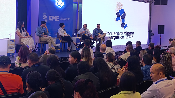 Margarita Contreras (Asocarbonor), Camilo Jaramillo (Hybritec), Andrea Beleño  (Andeg), José Montoya (termotasajero) y Carlos Cante (Fenalcarbón)./ Foto Leonardo Favio Oliveros-La Opinión