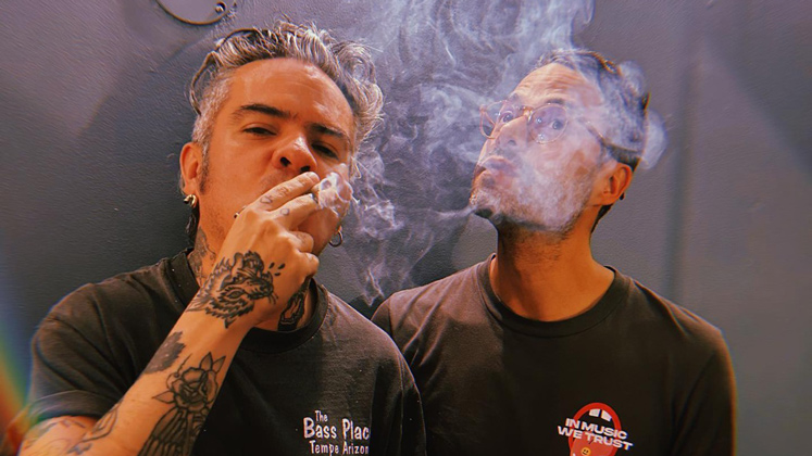 El grupo se distingue por su sonido, una mezcla cruda de rock, blues y electrónica. 