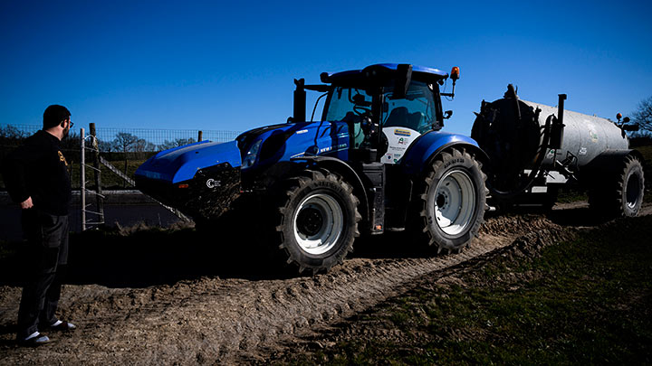 Cuando el tractor funciona gracias al estiércol de vaca