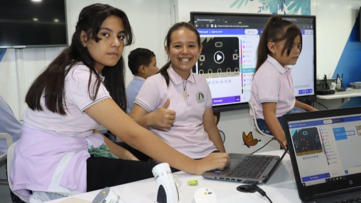  Estudiantes aprenden de prototipado y programación tecnológica. 