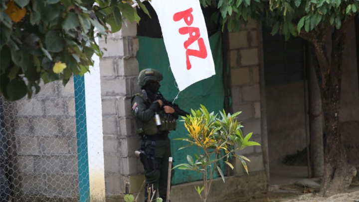 Soldado vigila zona rural del Catatumbo. 