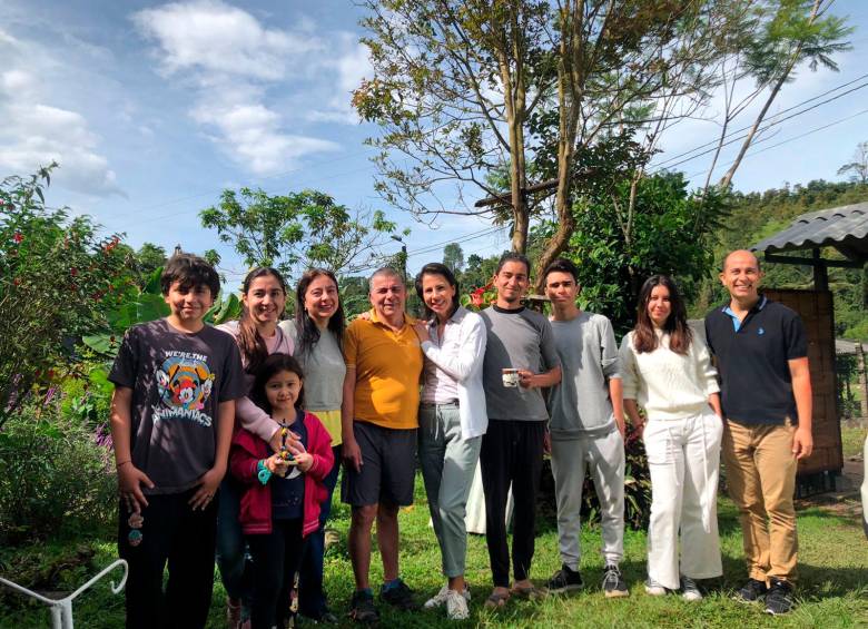 El sargento (r) de la Policía, Gilberto Ávila Llano (de amarillo) se ha reunido con su familia. A cada uno de ellos les ha dado un mensaje y ha tenido conversaciones antes de morir