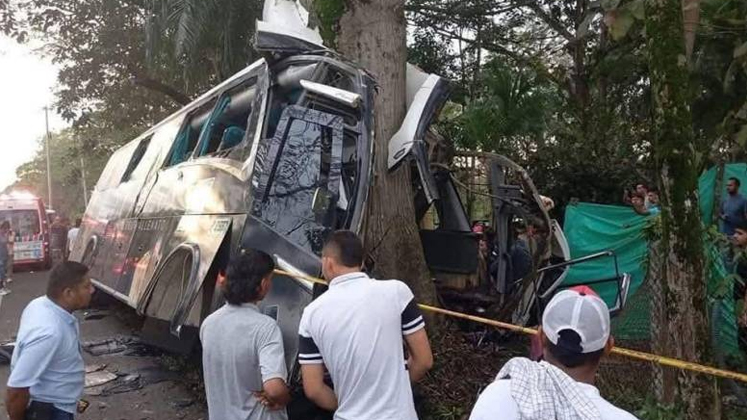 Fuerte accidente deja a un muerto y varios heridos