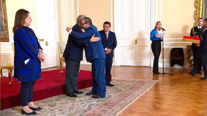 Gobernador recibiendo reconocimiento.