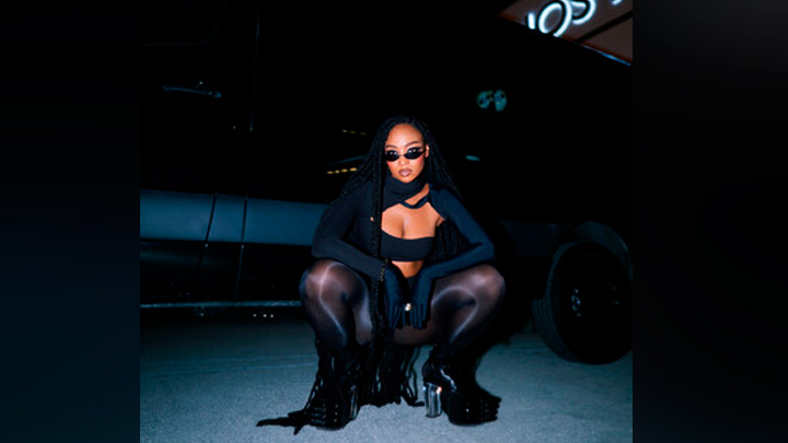 Goyo pone toda su energía en su música.