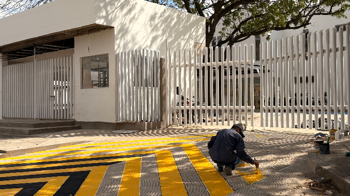 Obrero pinta zona de entrada y salida de ambulancias en Hospital de Los Patios.