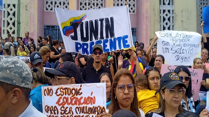 Docentes protestan en clásico ciclístico. 