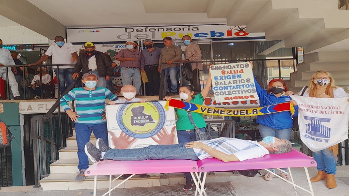  Nueva jornada de protesta emprenden trabajadores activos y jubilados del Táchira para captar la atención de la OIT. Foto: Anggy Polanco / La Opinión 