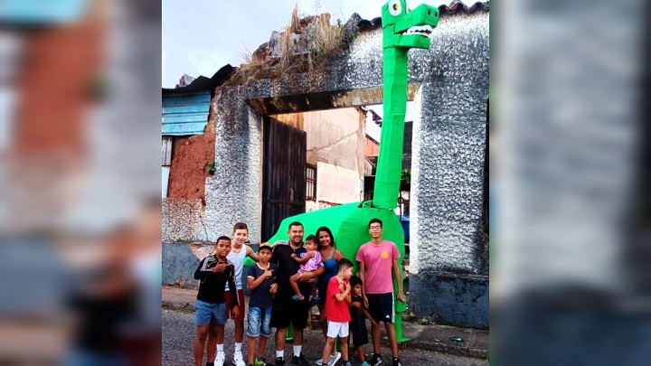 Walter Vivas lleva más de 12 años creando los mejores dibujos animados de gran tamaño. 