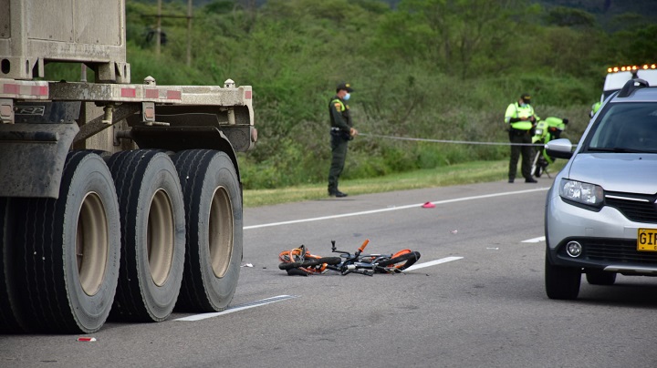 El infante fue arrollado por una tractomula en Los Vados, cuando sus acompañantes frenaron a inflar una llanta de bicicleta.