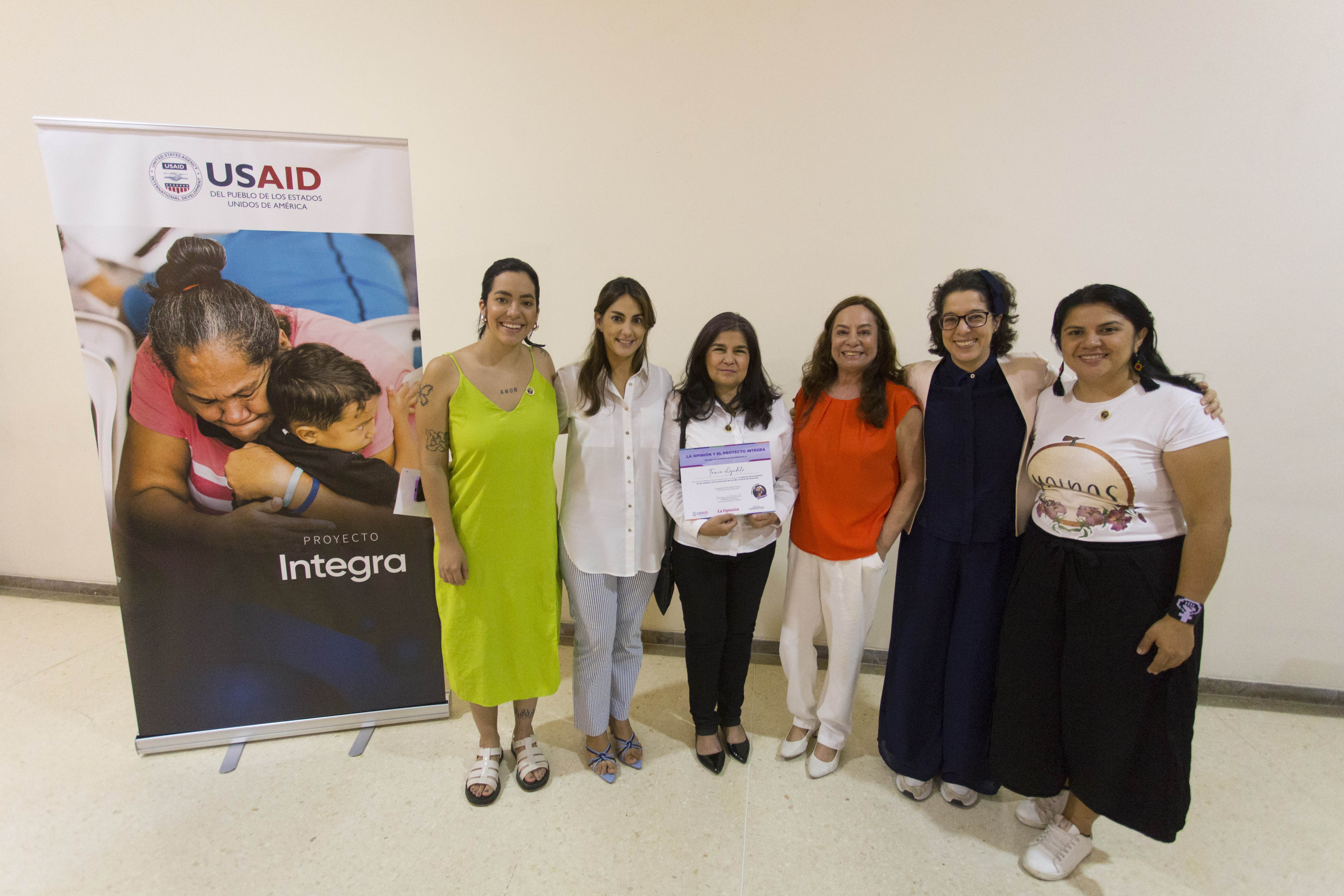 Todas en la foto central organizadores y panelistas