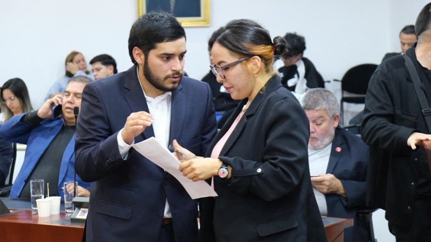 Juan Felipe en pleno debate con la congresisa Pedraza.