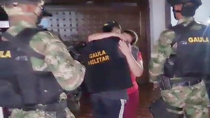 Viajó para ver a su padre. 