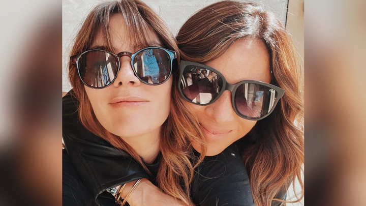 La actual jurado ‘La Voz Kids’, Kany García es actualmente es una de las artistas musicales más reconocidas en Colombia, debido a sus éxitos románticos.   Este mismo reconocimiento, ha generado entre los seguidores conocer un poco más de la entrenadora del concurso de canto infantil.  Una de los aspectos que más ha causado comentarios en las redes sociales es su estado civil, dio a conocer que está casada con otra mujer.  Se trata de Jocelyn Tróchez Tróchez, quien se dedica a ser entrenadora fitness, y a demás tiene estudios en psicología y salud mental.   Fue a través de este estilo de vida, que Tróchez llegó a los días de la artista de éxitos como “Alguien”, “Hoy ya me voy”. De acuerdo con declaraciones a los medios de comunicación, el amor fluyó en los entrenamientos, y empezó a convertirse en una persona importante en la vida de la cantante.   La relación entre ambas se ha convertido en tema de discusión en redes sociales y también en blanco de halagos, pues las dos se dedican tiernas frases e imágenes en las que dejan en evidencia lo bien que está su matrimonio.  “De repente me enamoré de quien era mi entrenadora y llevo con ella cinco años” dijo en 2018 la cantante en una entrevista a PH, Podemos Hablar.  Cabe recordar, que la cantante puertorriqueña, estuvo casada durante dos años con Carlos Padial, quien fuera el guitarrista de su agrupación y con quien tuvo una relación de más de 13 años.  En la actualidad, la jurad de La Voz Kids se goza noche a  noche su nuevo rol como entrenadora con los más pequeños de Colombia.   