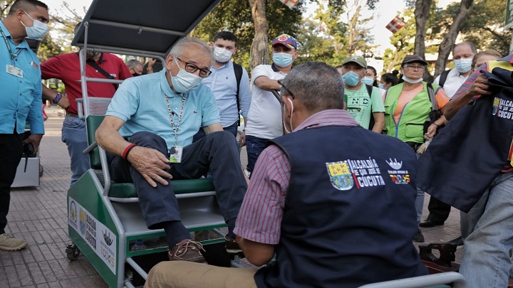 Entregan módulos nuevos para lustrabotas del parque Santander./Foto: cortesía