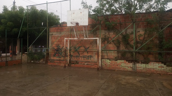 En el barrio La Divina Pastora la gente se queja a diario por el estado de las vías, la inseguridad y porque el único espacio deportivo que tienen está en total abandono y bajo el acecho de los consumidores de droga.