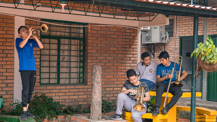La música para estimular el aprendizaje en estudiantes.