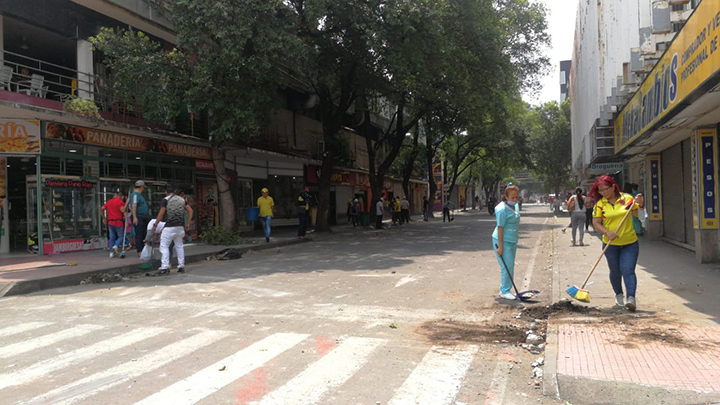 Comerciantes limpian la vía