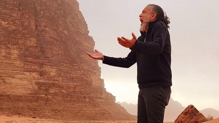 En 2018, el escritor decidió abandonar el sacerdocio.