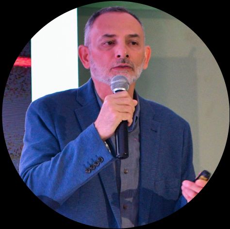 Mauricio Robayo Tamayo, licenciado en Psicología (Universidad de Brasilia). 