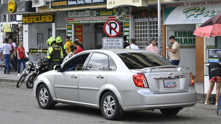 Control a mal parqueados en el centro