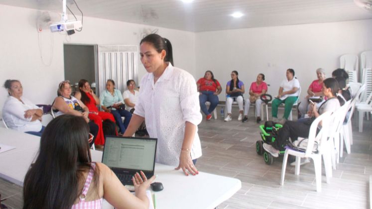 Madres cabeza de hogar en el salon comunal barrio Aeropuerto